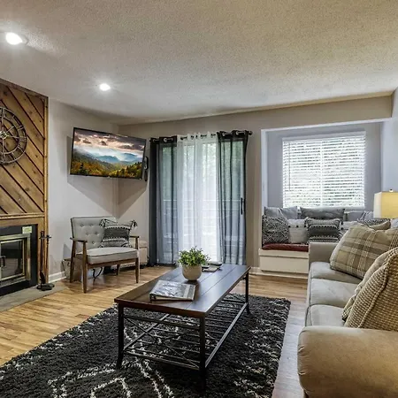 Cozy Resort-Style Gatlinburg Condo Indoor Pool! Exterior photo