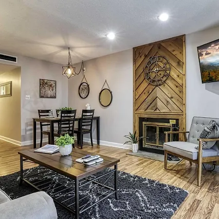 Cozy Resort-Style Gatlinburg Condo Indoor Pool! Exterior photo
